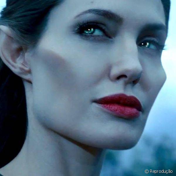 Malévola, 2014 - Em seu novo filme Malévola Angelina Jolie faz o papel da vilã que dá nome à obra. Para expressar todo o mistério da personagem, o batom vermelho é o principal item da make e divide atenções com as próteses aplicadas na maçã do rosto.
